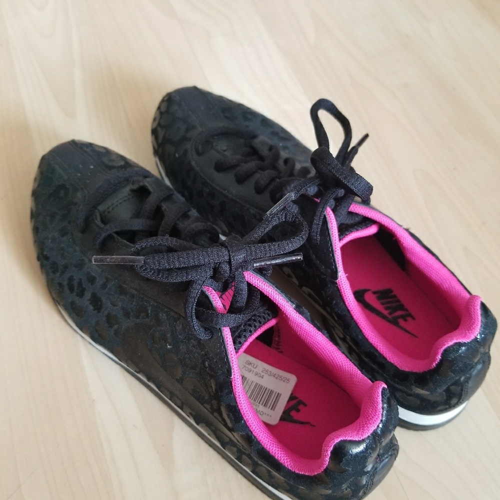 NEW Nike Leopard Tennis Shoes - Size 6